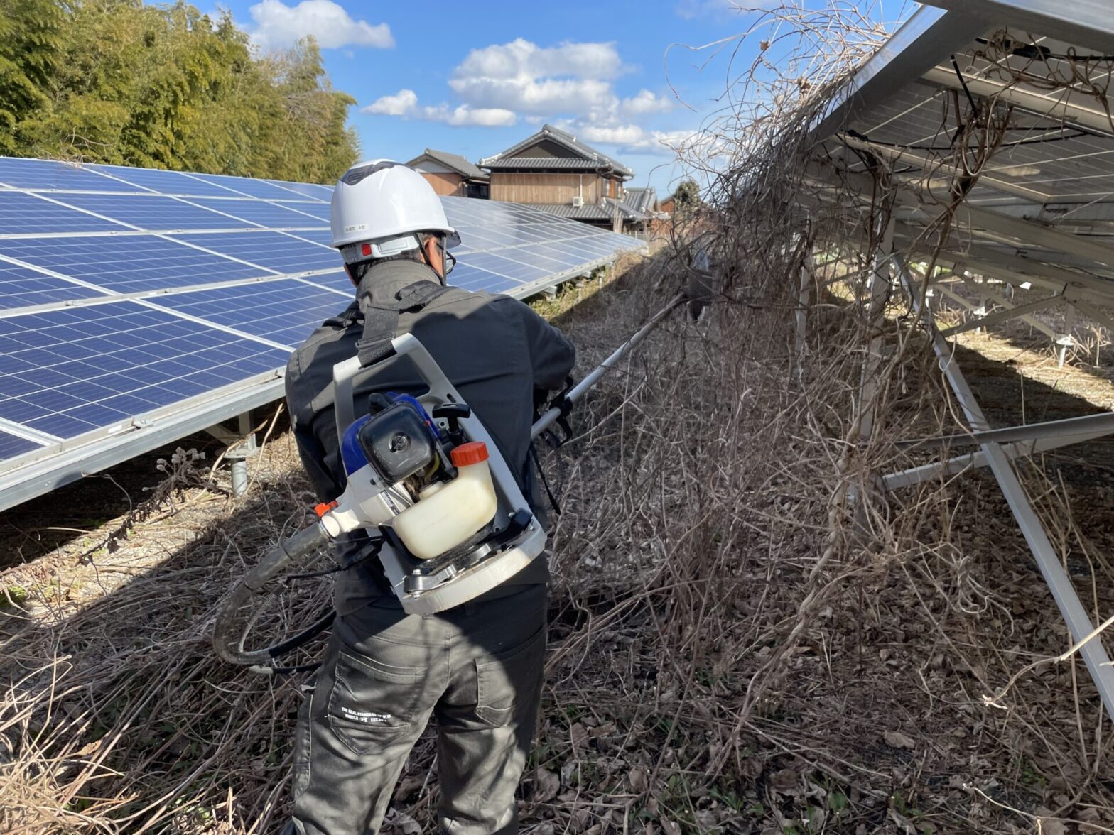 三重県亀山市関町太陽光発電所除草作業