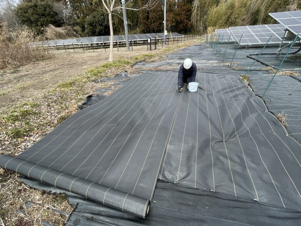 三重県津市発電所防草シート施工