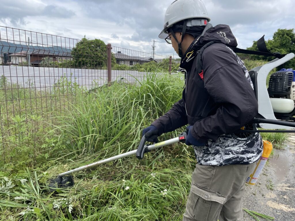三重県名張市太陽光発電所除草作業